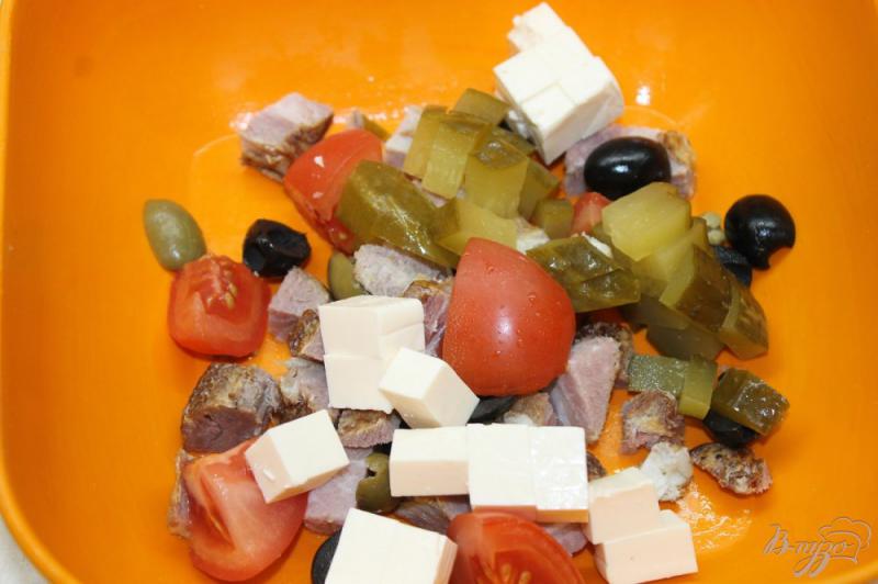 Фото приготовление рецепта: Салат с помидорами, копченой свининой и маслинами шаг №4