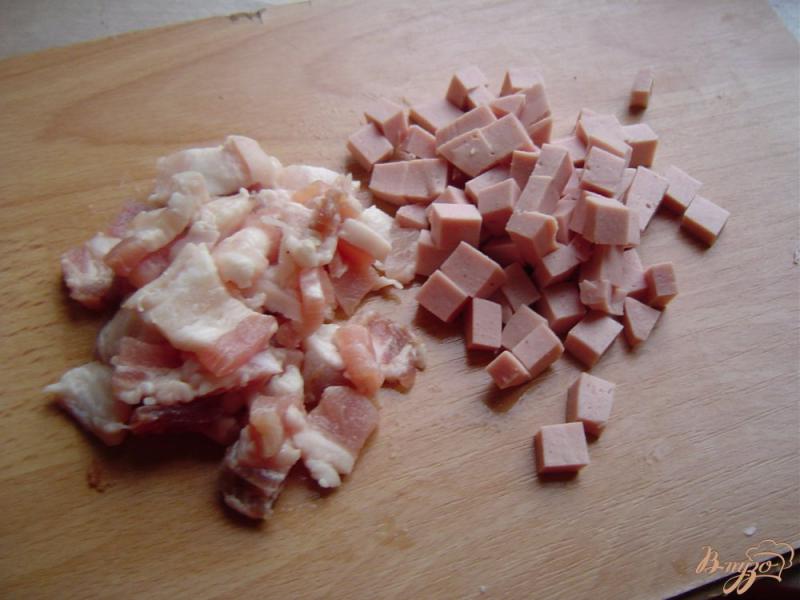 Фото приготовление рецепта: Запеченный картофель, фаршированный колбасой, беконом и сыром шаг №2