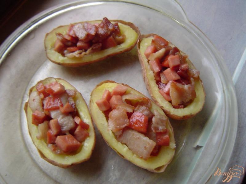 Фото приготовление рецепта: Запеченный картофель, фаршированный колбасой, беконом и сыром шаг №5