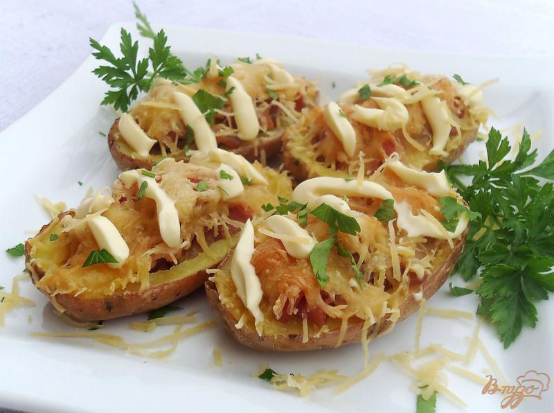 Фото приготовление рецепта: Запеченный картофель, фаршированный колбасой, беконом и сыром шаг №7