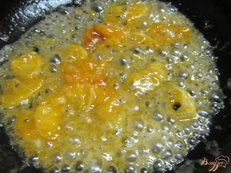 Фото приготовление рецепта: Банановый десерт под мандариновым соусом шаг №9