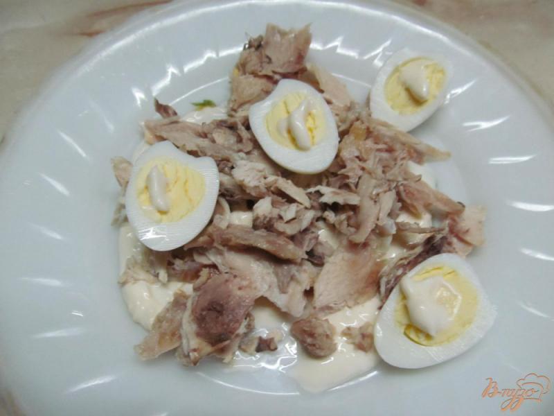 Фото приготовление рецепта: Салат из курицы и перепелиных яиц шаг №5