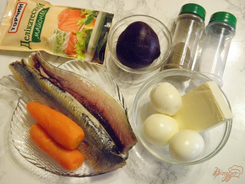 Фото приготовление рецепта: Шуба с сыром и яйцами шаг №1
