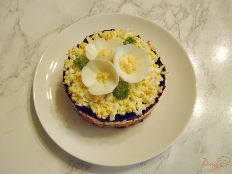 Фото приготовление рецепта: Шуба с сыром и яйцами шаг №8