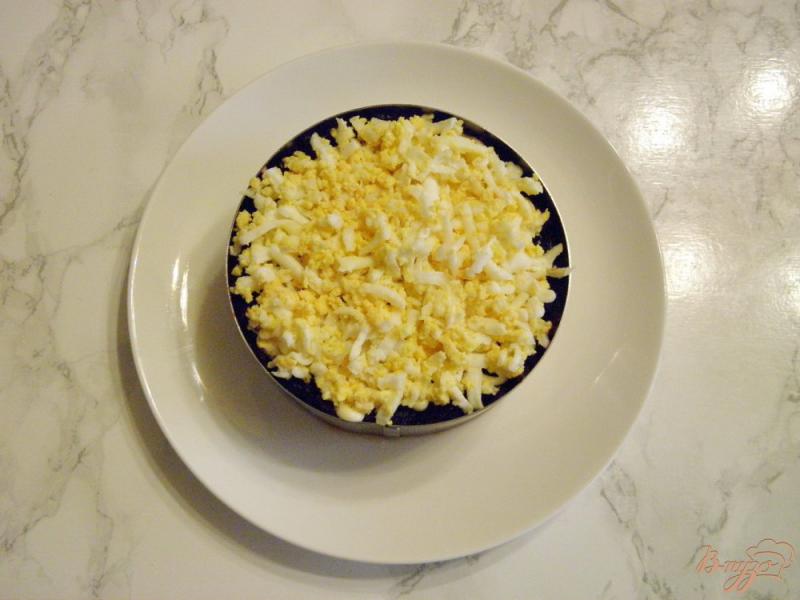 Фото приготовление рецепта: Шуба с сыром и яйцами шаг №7