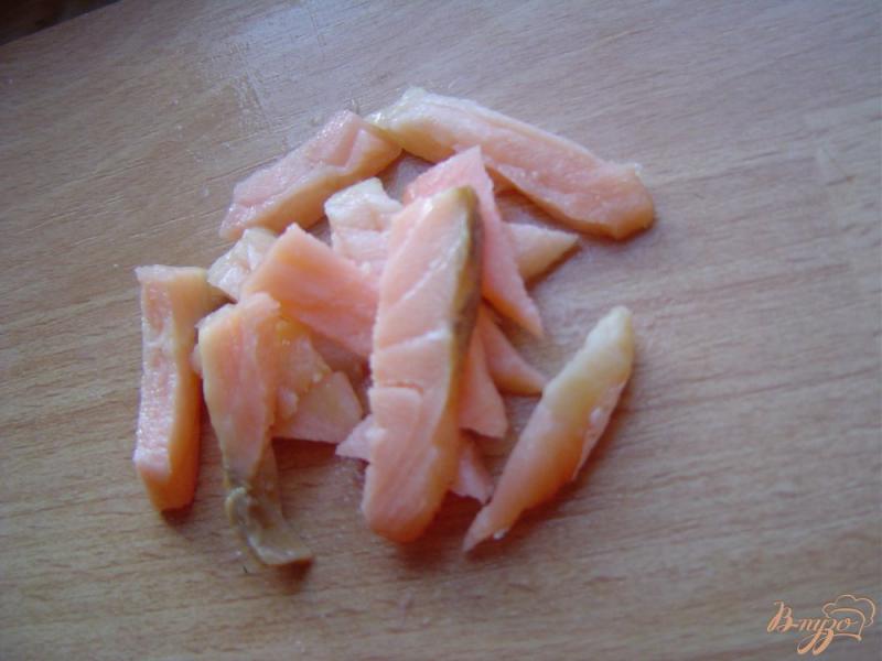Фото приготовление рецепта: Салат из пекинской капусты, огурцов и красной рыбы шаг №1