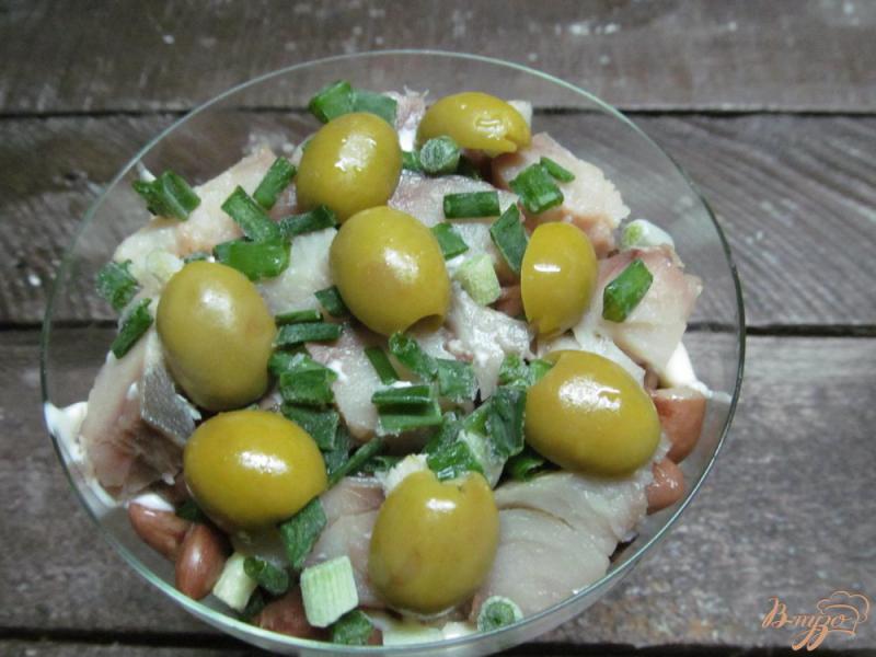 Фото приготовление рецепта: Салат из копченной скумбрии шаг №5