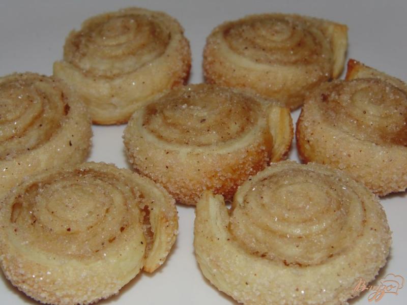 Фото приготовление рецепта: Печенье Улитка в сахаре с корицей шаг №7