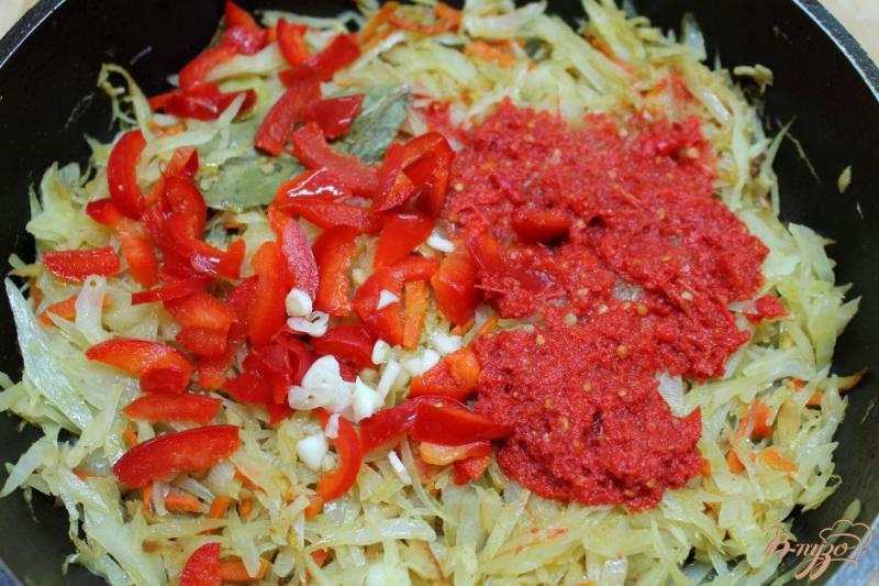 Фото приготовление рецепта: Капуста тушеная с томатом и сельдереем шаг №6