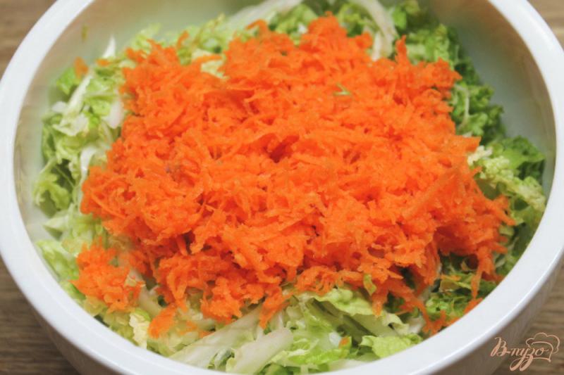 Фото приготовление рецепта: Салат из пекинской капусты, моркови и сыра, с  черным тмином шаг №2