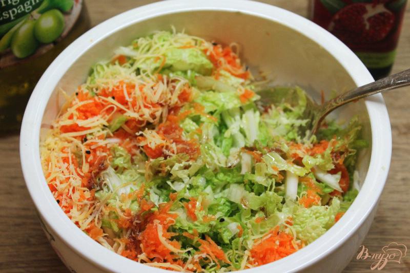 Фото приготовление рецепта: Салат из пекинской капусты, моркови и сыра, с  черным тмином шаг №5