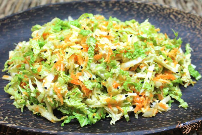 Фото приготовление рецепта: Салат из пекинской капусты, моркови и сыра, с  черным тмином шаг №6