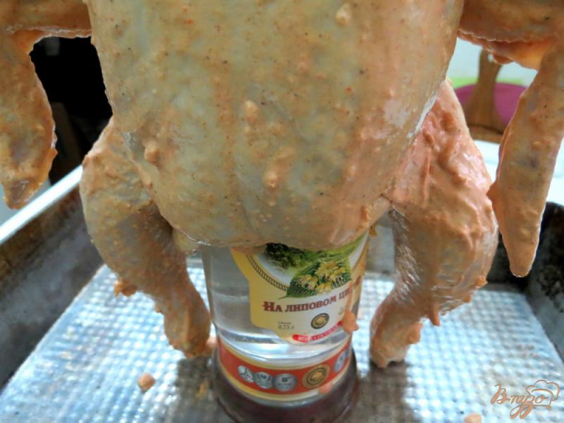 Фото приготовление рецепта: Курица на бутылке шаг №8