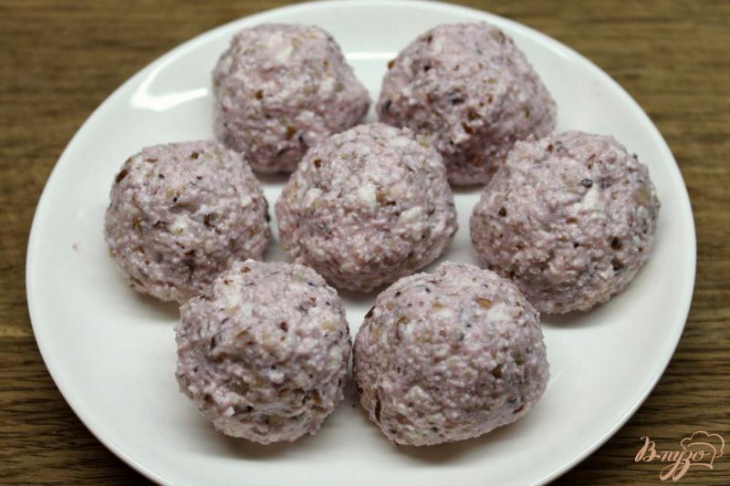 Фото приготовление рецепта: Творожные шарики с черной смородиной, политые шоколадной глазурью шаг №3