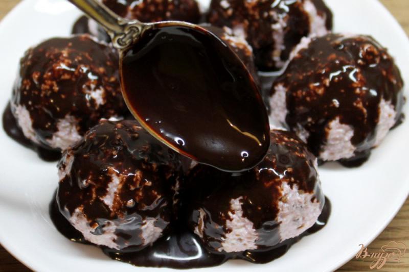 Фото приготовление рецепта: Творожные шарики с черной смородиной, политые шоколадной глазурью шаг №6