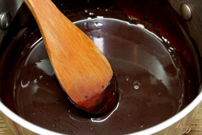 Фото приготовление рецепта: Творожные шарики с черной смородиной, политые шоколадной глазурью шаг №5