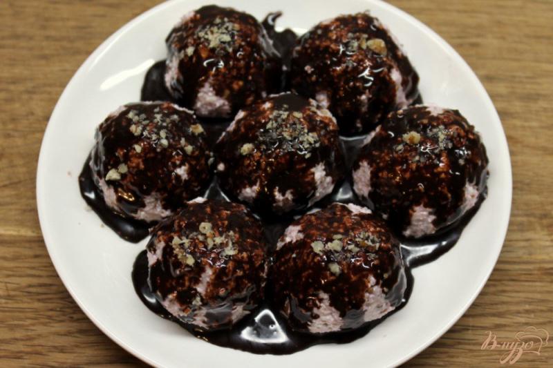 Фото приготовление рецепта: Творожные шарики с черной смородиной, политые шоколадной глазурью шаг №7