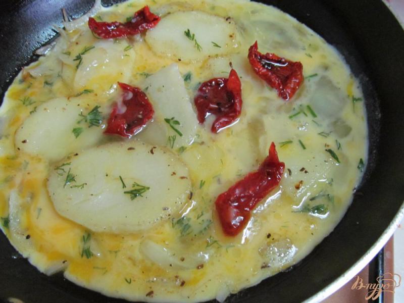Фото приготовление рецепта: Омлет с картофелем и вялеными томатами шаг №4