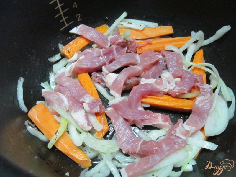 Фото приготовление рецепта: Свинина с гречкой в мультиварке шаг №3