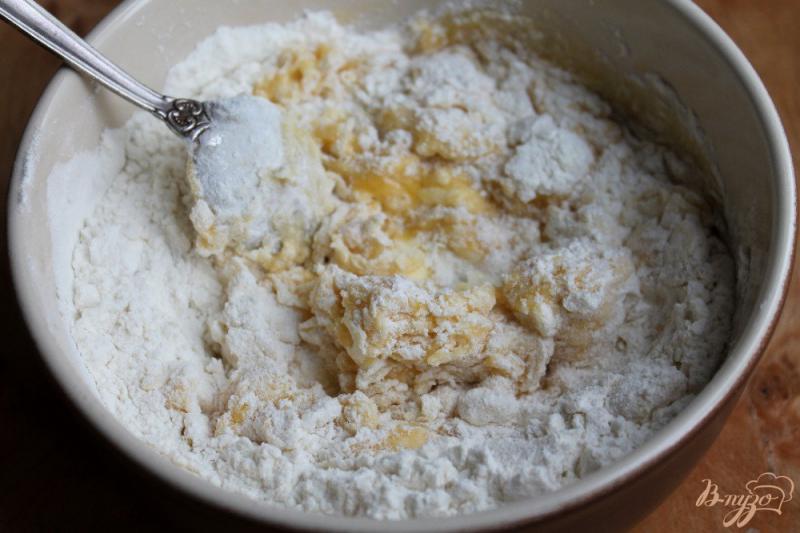 Фото приготовление рецепта: Печенье ромбы из теста пропущенного через мясорубку шаг №3