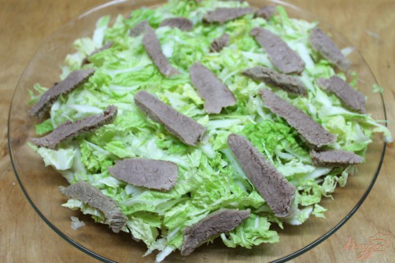 Фото приготовление рецепта: Салат из пекинской капусты с отварной говядиной и сыром шаг №2