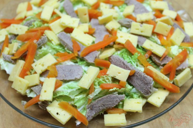 Фото приготовление рецепта: Салат из пекинской капусты с отварной говядиной и сыром шаг №4