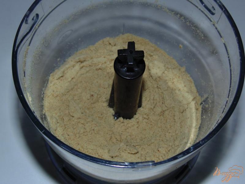 Фото приготовление рецепта: Домашние конфеты Медовые с грецким орехом и изюмом шаг №4