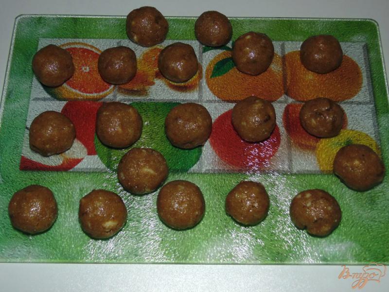 Фото приготовление рецепта: Домашние конфеты Медовые с грецким орехом и изюмом шаг №7