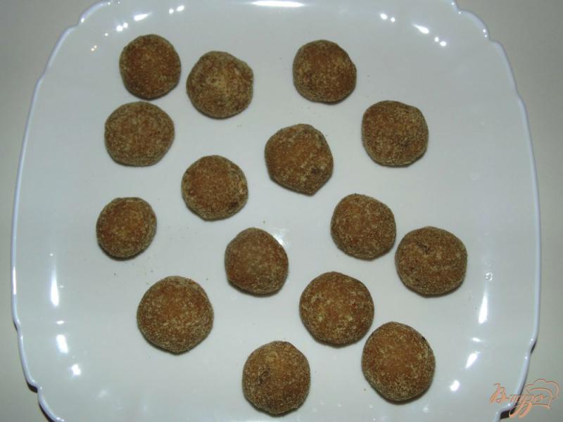 Фото приготовление рецепта: Домашние конфеты Медовые с грецким орехом и изюмом шаг №8