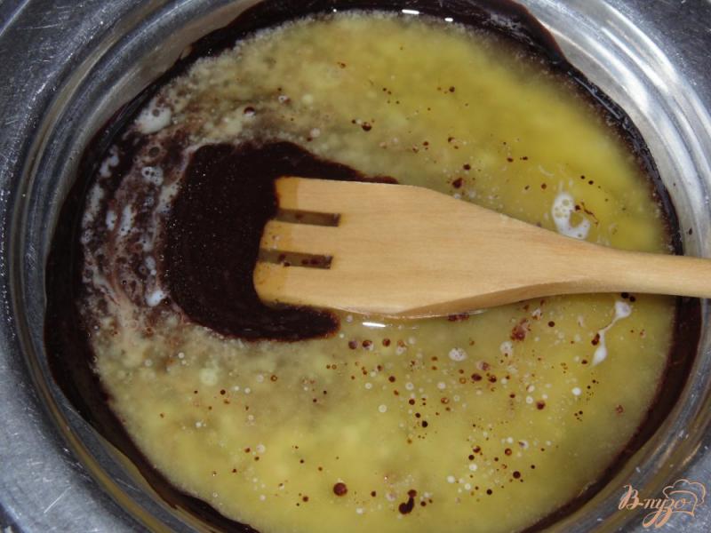 Фото приготовление рецепта: Домашний шоколад с изюмом на сливках и сливочном масле шаг №3