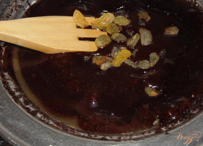 Фото приготовление рецепта: Домашний шоколад с изюмом на сливках и сливочном масле шаг №4