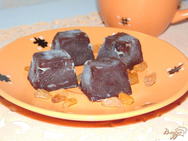 Фото приготовление рецепта: Домашний шоколад с изюмом на сливках и сливочном масле шаг №6