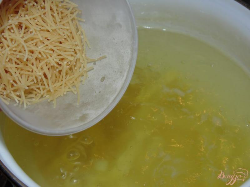 Фото приготовление рецепта: Грибной суп из вешенок с вермишелью шаг №7