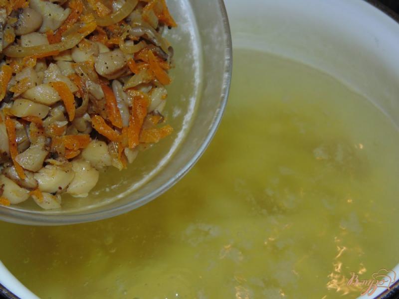 Фото приготовление рецепта: Грибной суп из вешенок с вермишелью шаг №8