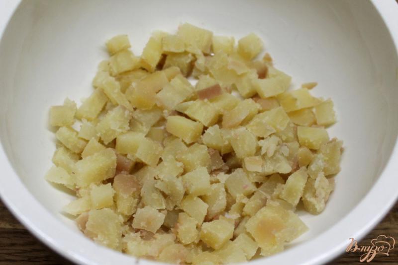 Фото приготовление рецепта: Салат из печеных овощей, яблока и квашенной капусты. шаг №2