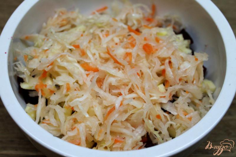 Фото приготовление рецепта: Салат из печеных овощей, яблока и квашенной капусты. шаг №5