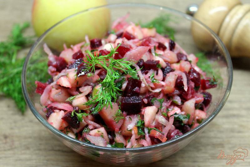 Фото приготовление рецепта: Салат из печеных овощей, яблока и квашенной капусты. шаг №8