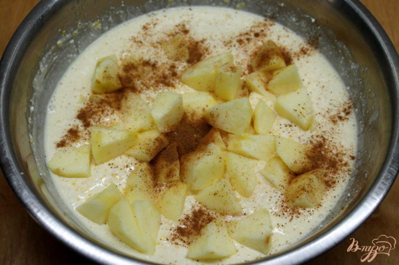 Фото приготовление рецепта: Творожная запеканка на кукурузной крупе, с яблоком, имбирем и корицей шаг №4