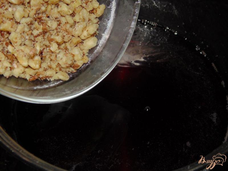 Фото приготовление рецепта: Домашний рахат-лукум с вишневым сиропом и орехами шаг №5
