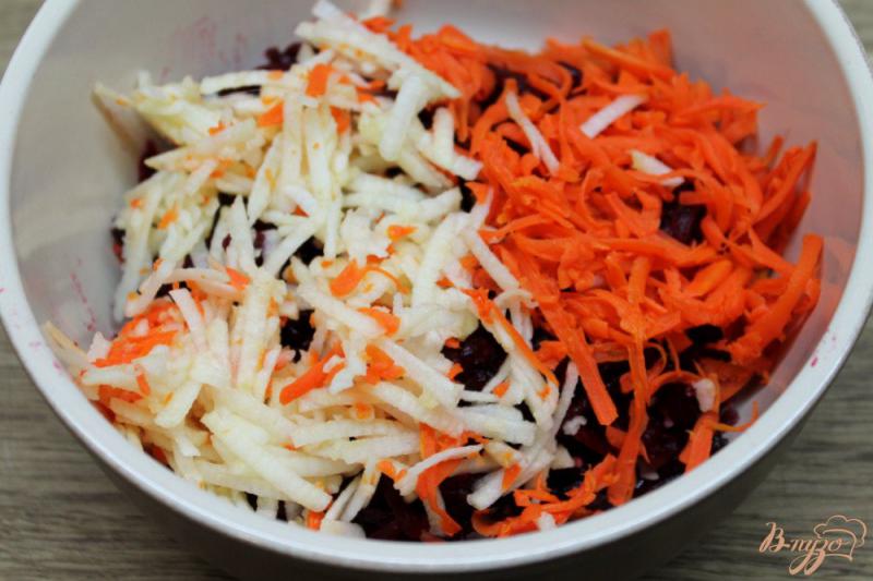 Фото приготовление рецепта: Салат из свеклы, моркови, яблока и чернослива шаг №2