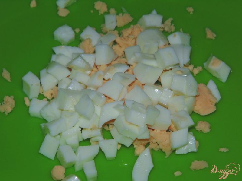 Фото приготовление рецепта: Салат из маринованных вешенок, ветчины и яиц шаг №3