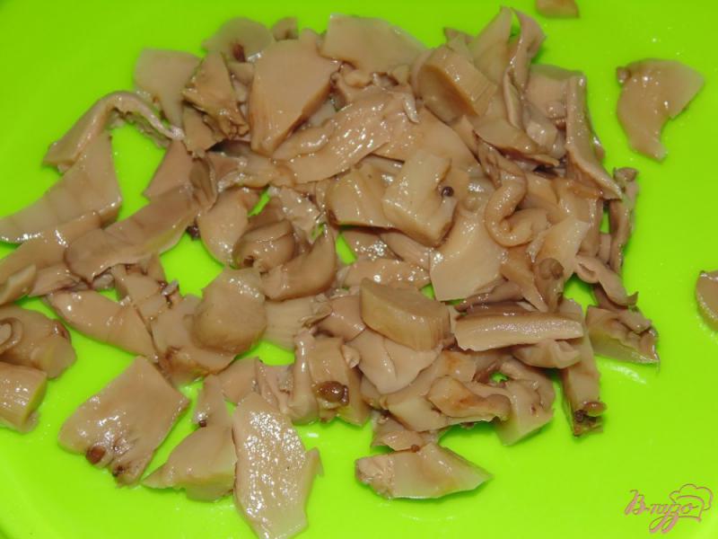 Фото приготовление рецепта: Салат из маринованных вешенок, ветчины и яиц шаг №4