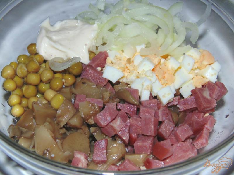 Фото приготовление рецепта: Салат из маринованных вешенок, ветчины и яиц шаг №6