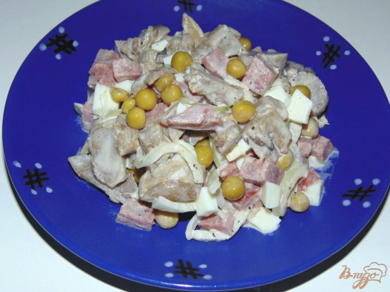 Фото приготовление рецепта: Салат из маринованных вешенок, ветчины и яиц шаг №7