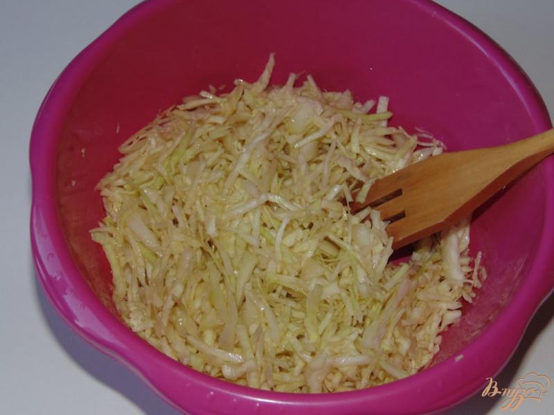 Фото приготовление рецепта: Салат из белокочанной капусты с грецкими орехами и кунжутом шаг №3