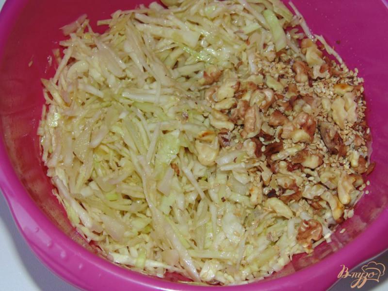 Фото приготовление рецепта: Салат из белокочанной капусты с грецкими орехами и кунжутом шаг №6