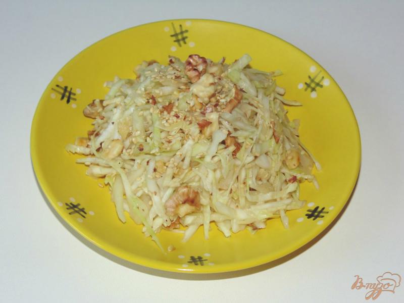 Фото приготовление рецепта: Салат из белокочанной капусты с грецкими орехами и кунжутом шаг №7