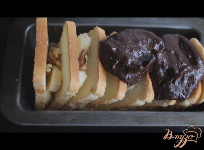Фото приготовление рецепта: Хлебный пудинг с заварным кремом, бананом и орехами шаг №8