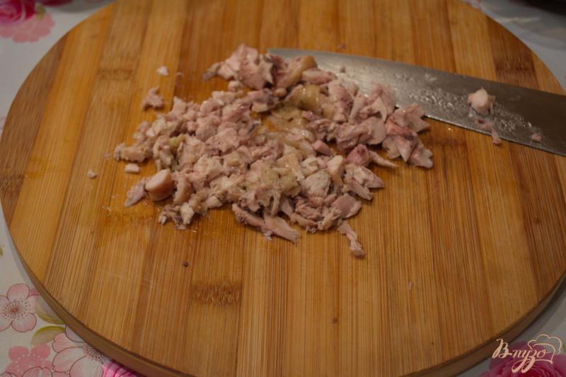 Фото приготовление рецепта: Простой салат с курицей и черносливом шаг №1