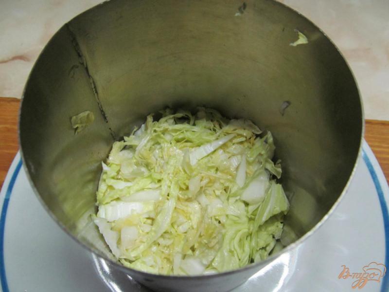 Фото приготовление рецепта: Салат из пекинской капусты с домашней колбасой шаг №3
